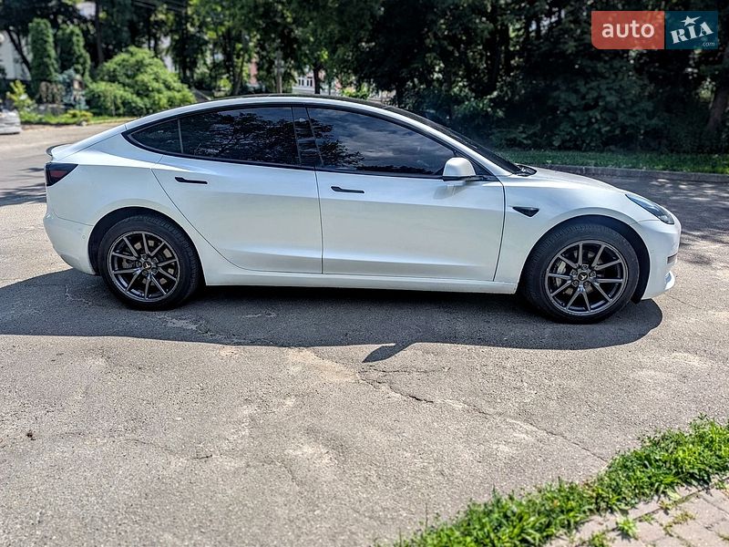 Седан Tesla Model 3 2020 в Киеве