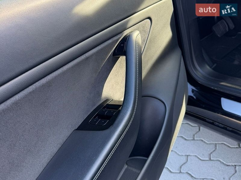 Седан Tesla Model 3 2018 в Львове