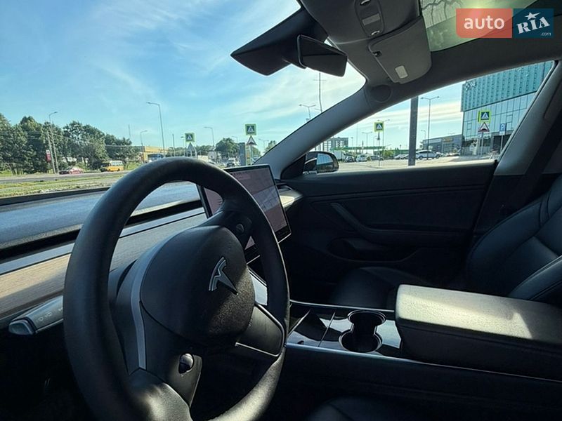 Седан Tesla Model 3 2018 в Львове