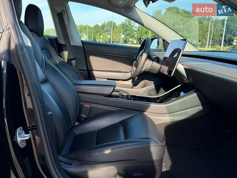 Седан Tesla Model 3 2018 в Львове