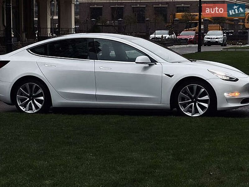 Седан Tesla Model 3 2018 в Львове