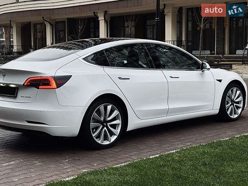 Седан Tesla Model 3 2018 в Львове