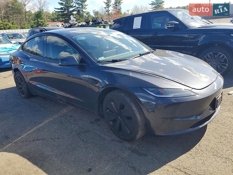 Седан Tesla Model 3 2024 в Черновцах