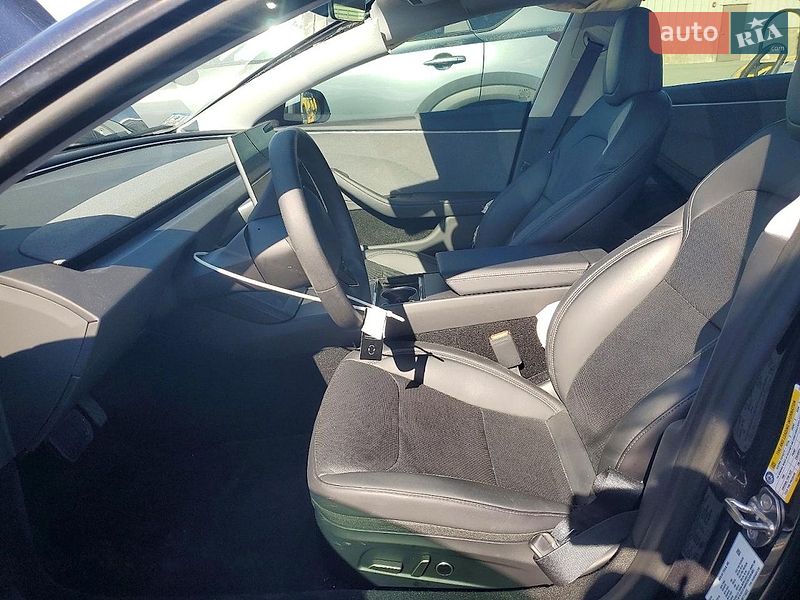 Седан Tesla Model 3 2024 в Черновцах