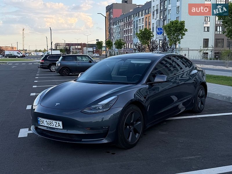 Седан Tesla Model 3 2022 в Ровно