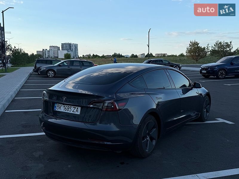 Седан Tesla Model 3 2022 в Ровно