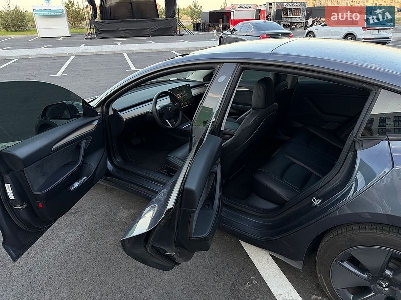 Седан Tesla Model 3 2022 в Ровно