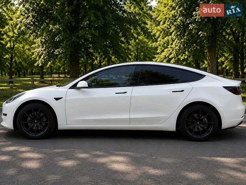 Седан Tesla Model 3 2022 в Киеве