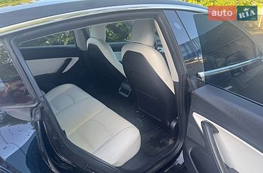 Седан Tesla Model 3 2018 в Долині