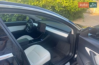 Седан Tesla Model 3 2018 в Долині