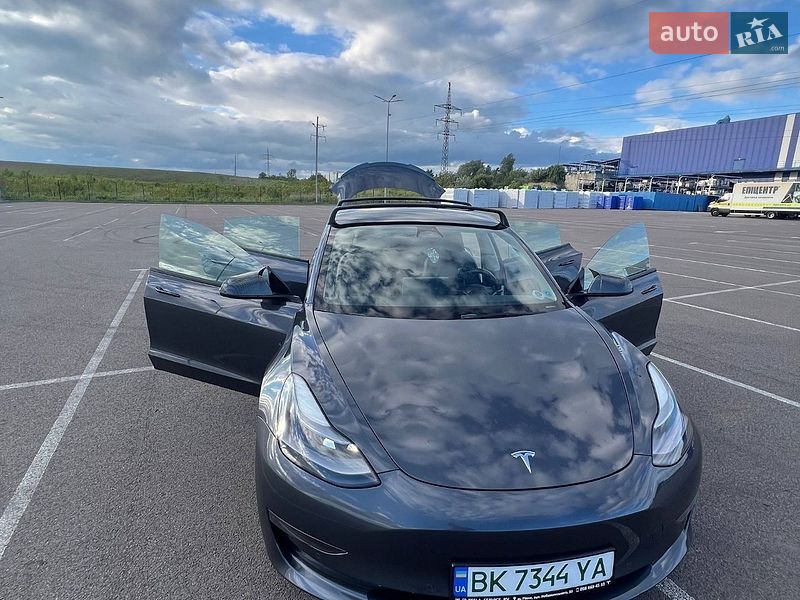 Седан Tesla Model 3 2022 в Ровно