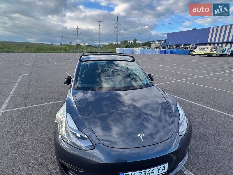 Седан Tesla Model 3 2022 в Ровно