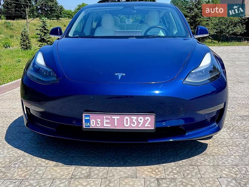 Седан Tesla Model 3 2018 в Львове