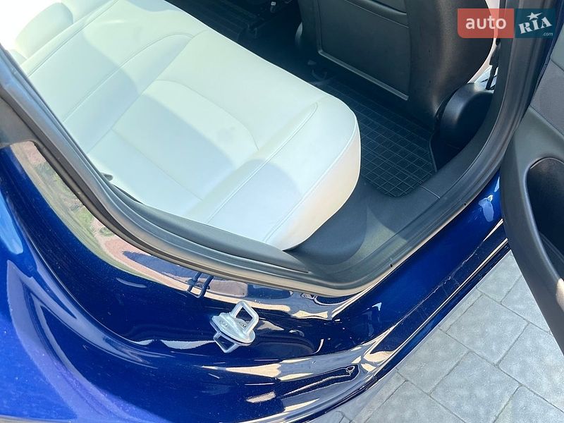 Седан Tesla Model 3 2018 в Львове