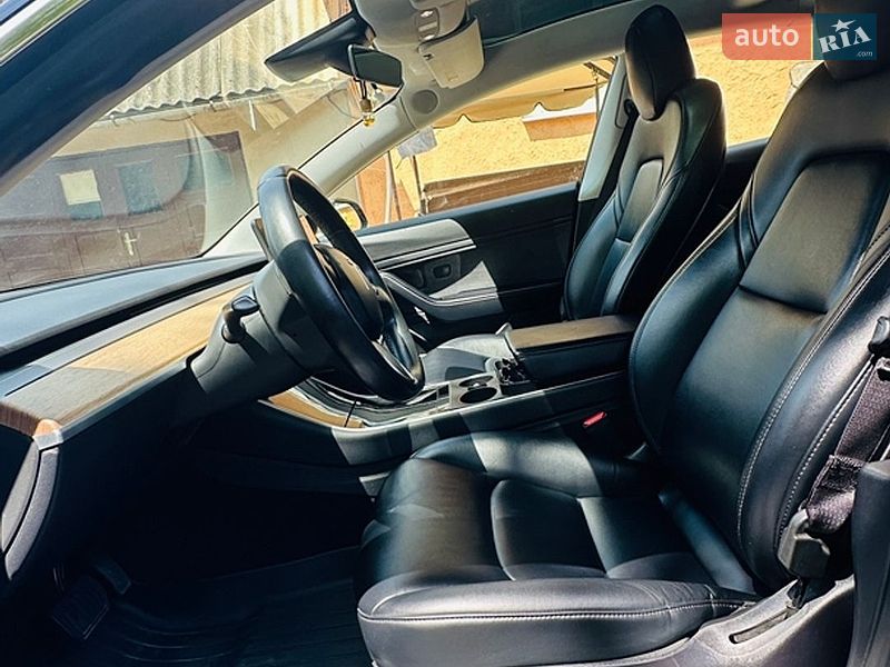 Седан Tesla Model 3 2019 в Чернівцях