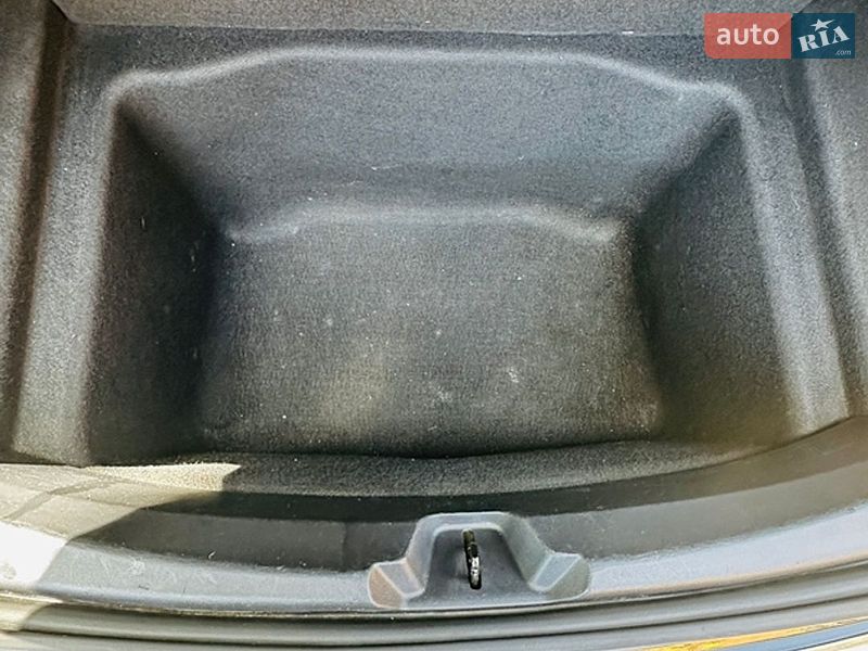 Седан Tesla Model 3 2019 в Чернівцях