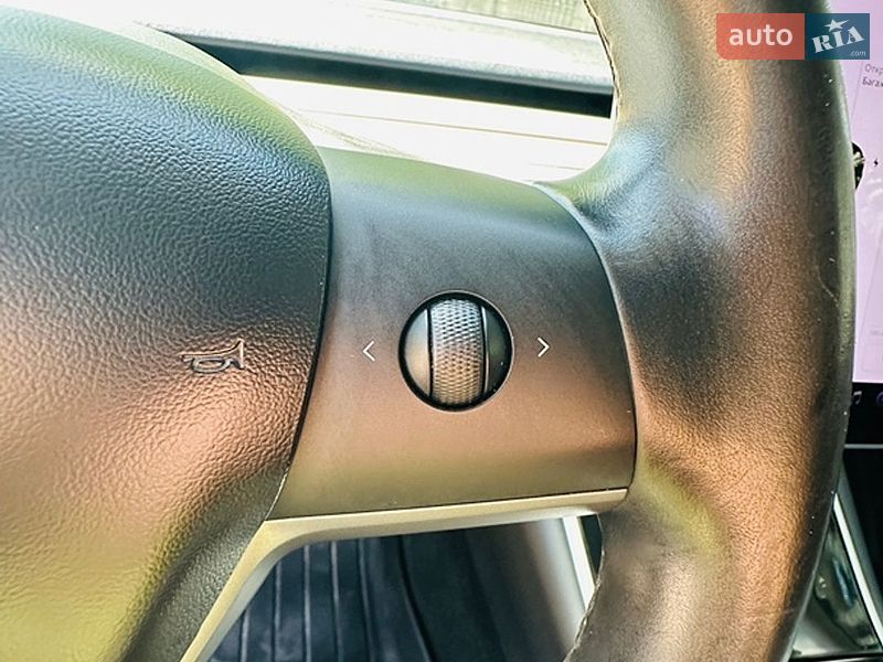 Седан Tesla Model 3 2019 в Чернівцях