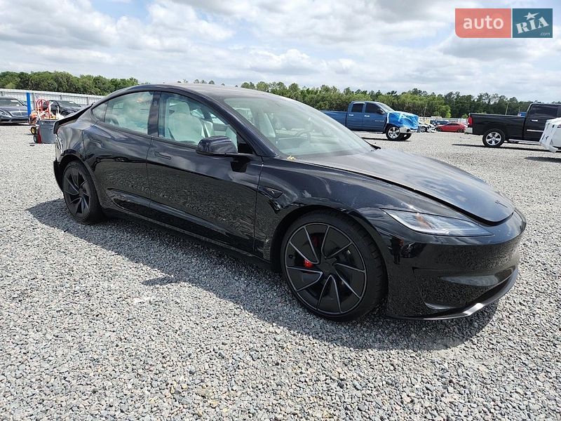 Седан Tesla Model 3 2026 в Киеве