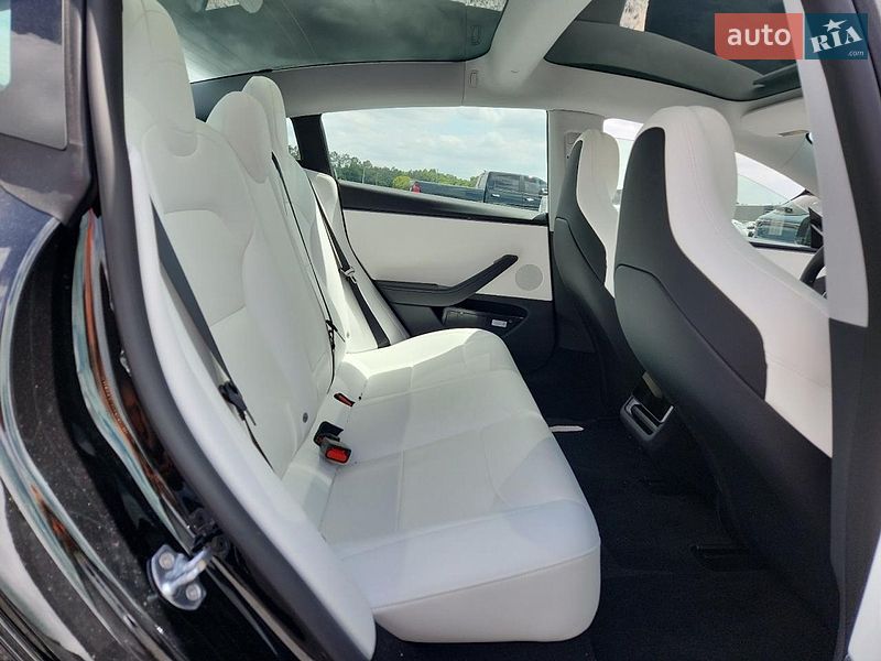 Седан Tesla Model 3 2026 в Киеве