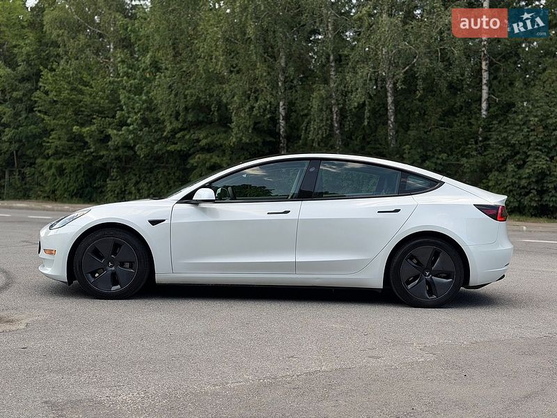 Седан Tesla Model 3 2023 в Трускавці