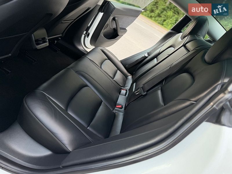 Седан Tesla Model 3 2023 в Трускавці
