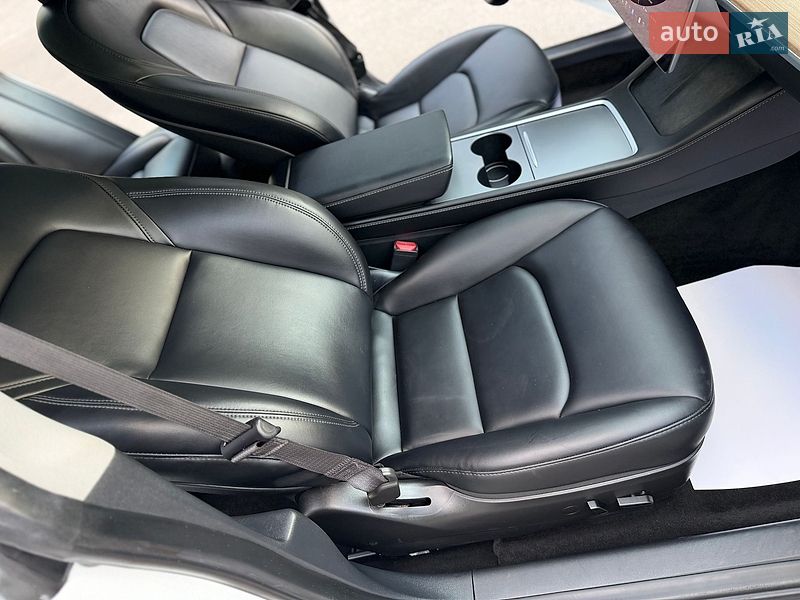 Седан Tesla Model 3 2023 в Трускавці