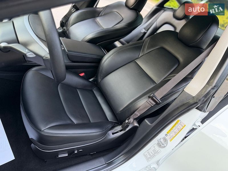 Седан Tesla Model 3 2023 в Трускавці
