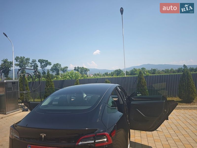 Седан Tesla Model 3 2022 в Ужгороді