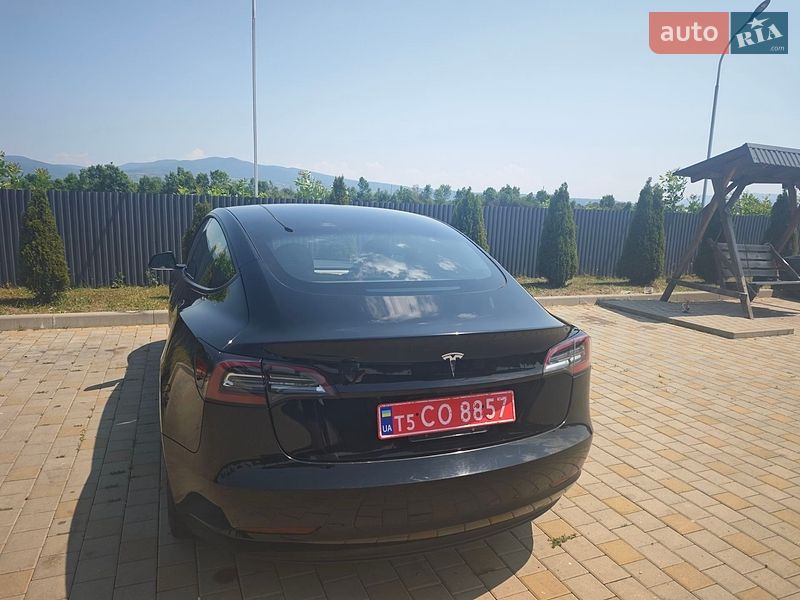 Седан Tesla Model 3 2022 в Ужгороді