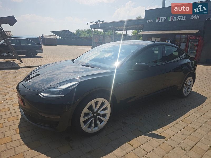 Седан Tesla Model 3 2022 в Ужгороді