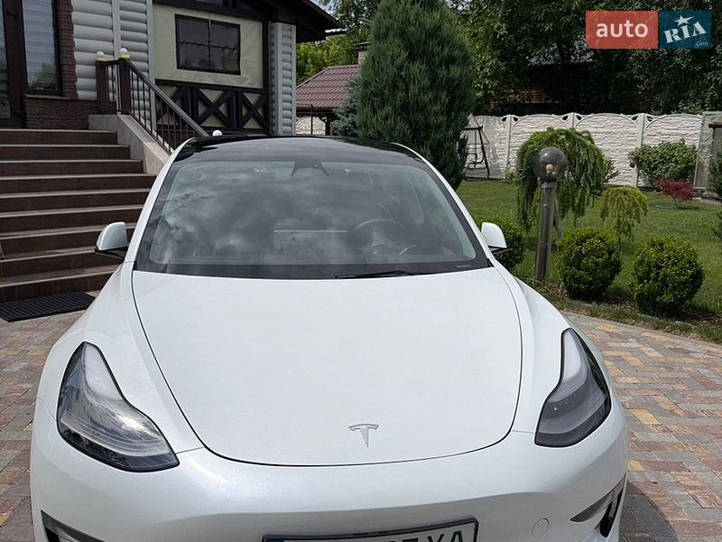 Седан Tesla Model 3 2023 в Чернигове