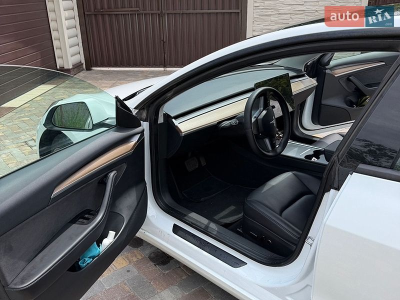 Седан Tesla Model 3 2023 в Чернигове