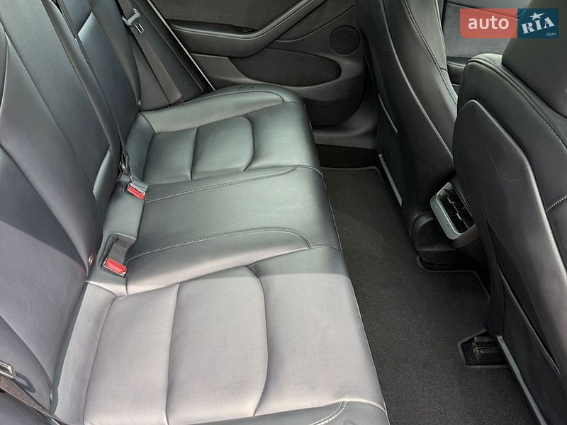 Седан Tesla Model 3 2023 в Чернигове