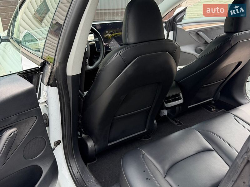 Седан Tesla Model 3 2023 в Чернигове