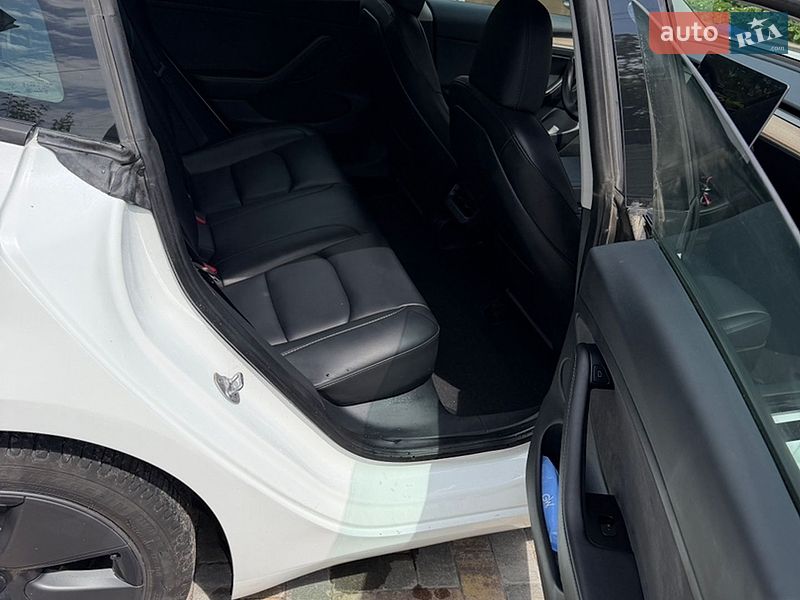 Седан Tesla Model 3 2023 в Чернигове