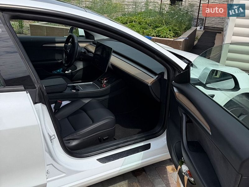 Седан Tesla Model 3 2023 в Чернигове