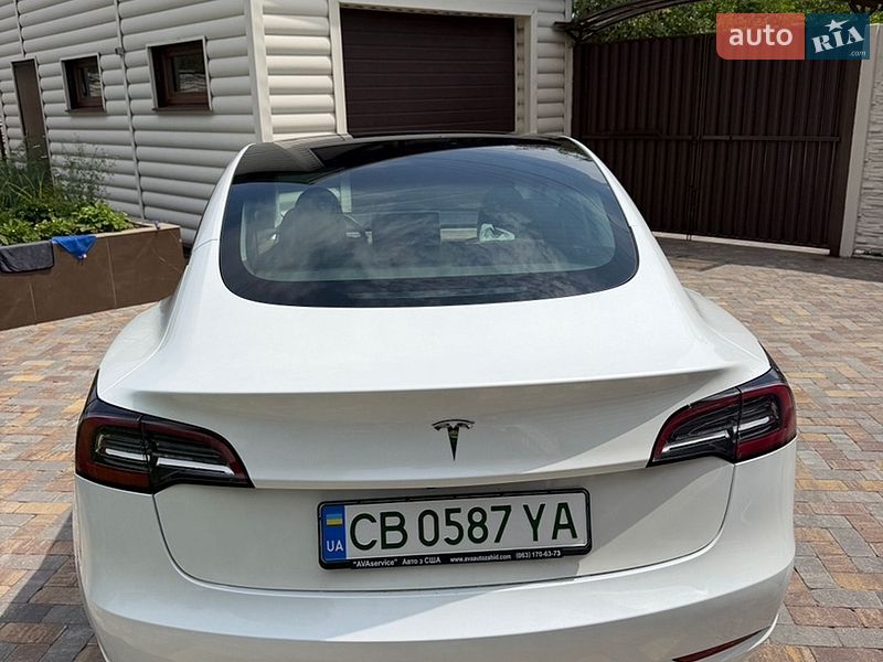 Седан Tesla Model 3 2023 в Чернигове