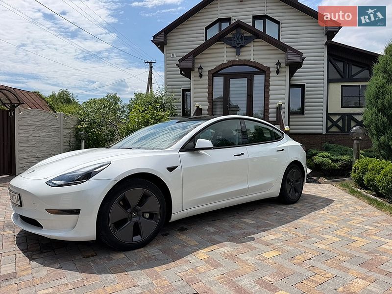 Седан Tesla Model 3 2023 в Чернигове