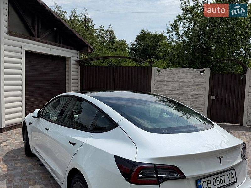Седан Tesla Model 3 2023 в Чернигове