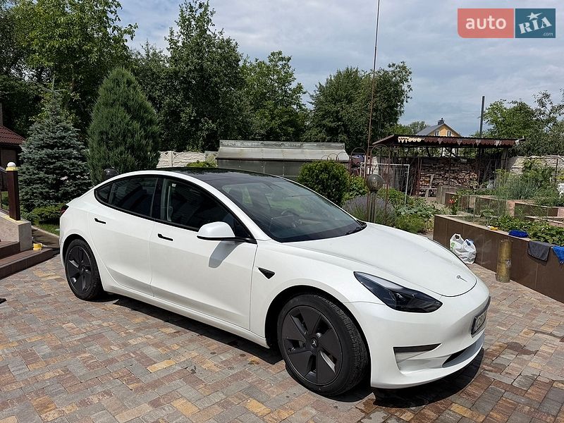 Седан Tesla Model 3 2023 в Чернигове