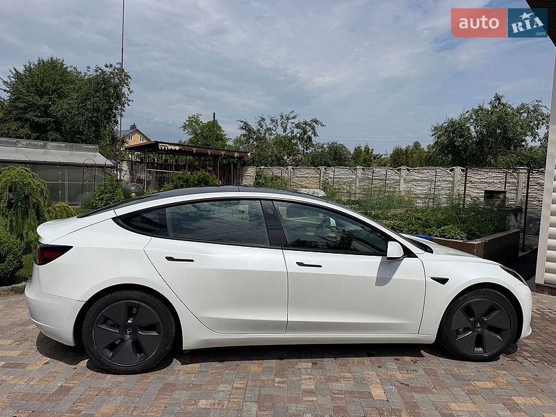 Седан Tesla Model 3 2023 в Чернигове