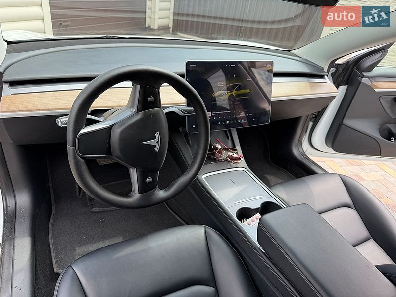 Седан Tesla Model 3 2023 в Чернигове