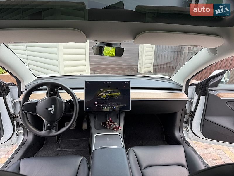 Седан Tesla Model 3 2023 в Чернигове