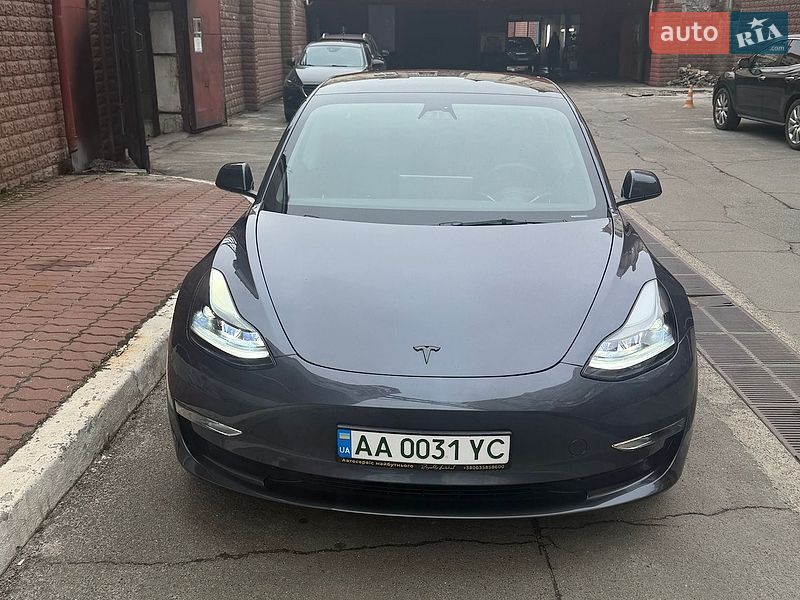 Tesla Model 3, фото з оголошення