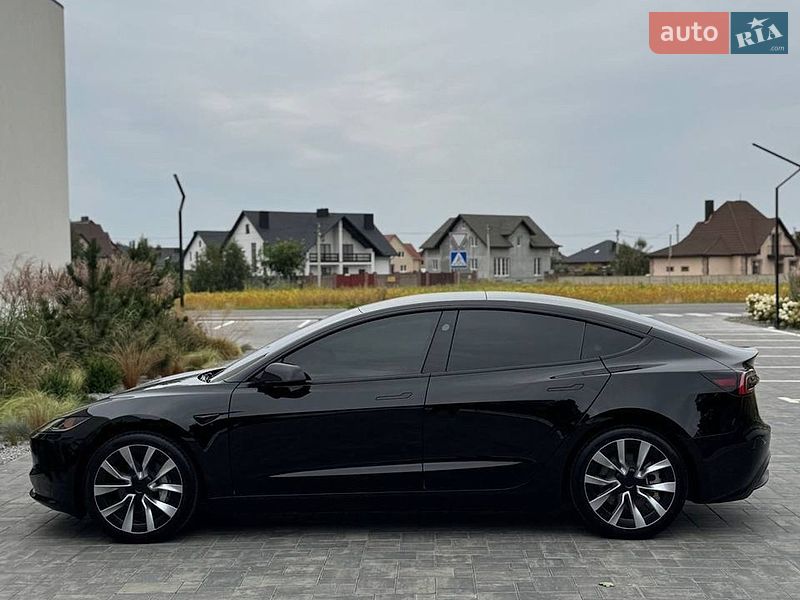 Седан Tesla Model 3 2024 в Львове