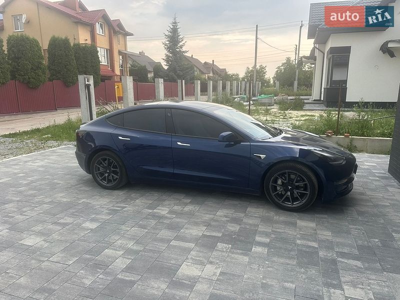 Седан Tesla Model 3 2023 в Львове