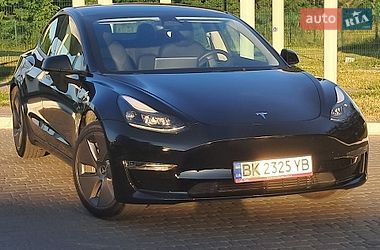 Седан Tesla Model 3 2023 в Ровно