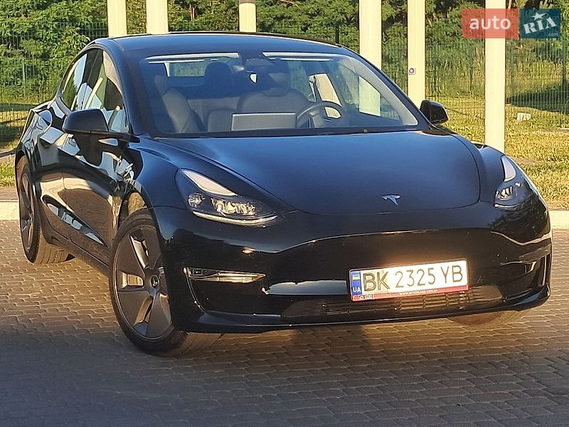 Седан Tesla Model 3 2023 в Ровно