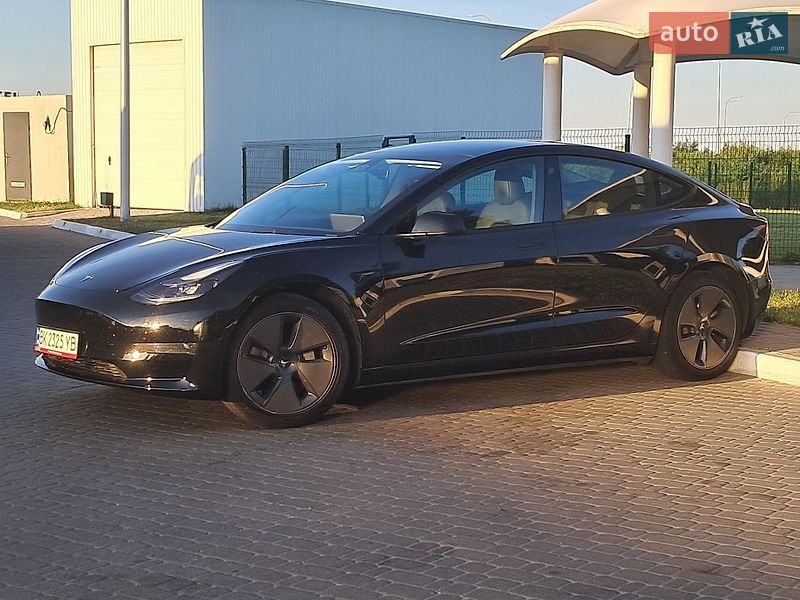 Седан Tesla Model 3 2023 в Ровно
