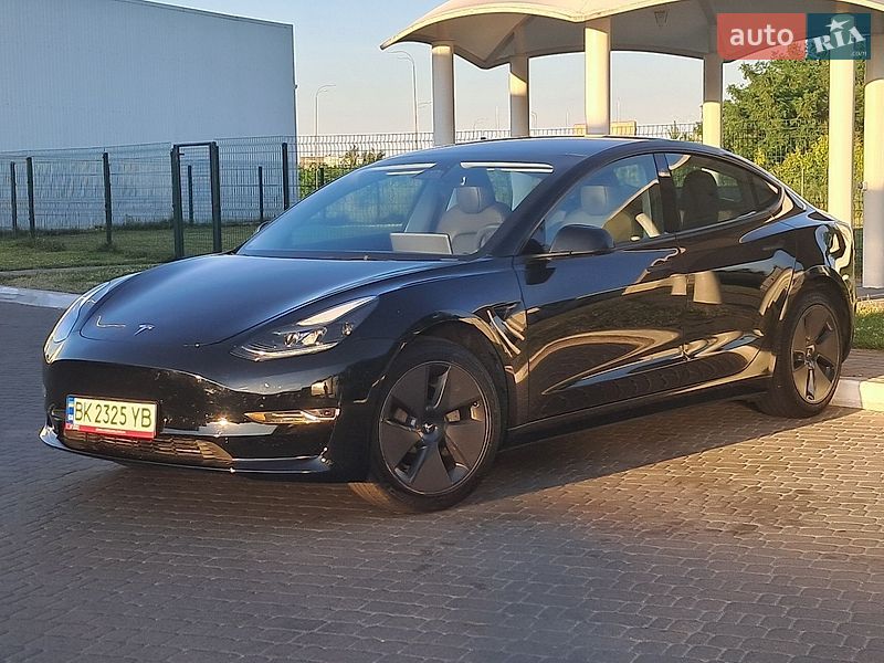 Седан Tesla Model 3 2023 в Ровно